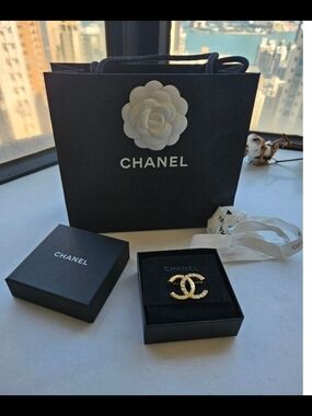 CHANEL Gold CC Logo Brooch